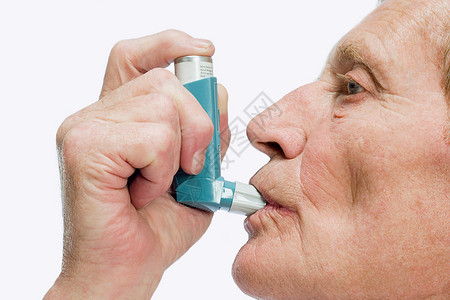 患有哮喘使用吸入器的人背景