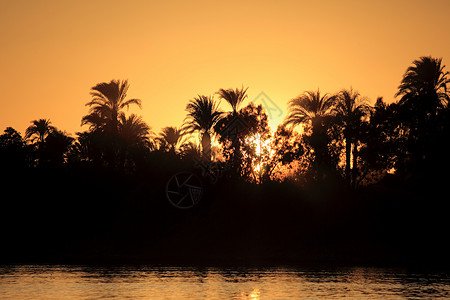 日落时的尼罗河背景图片