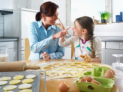母女一起享受烘焙的乐趣背景图片