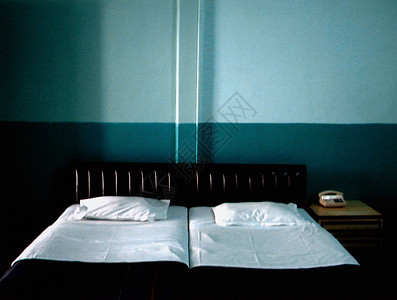 酒店客房内的床图片