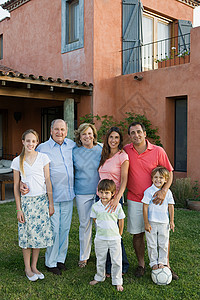 站在屋外的家人背景图片