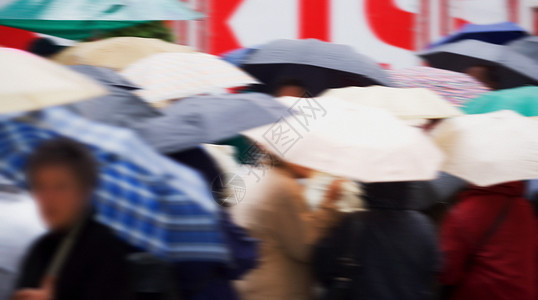 一群拿着雨伞的人背景图片