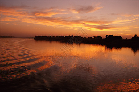 日落时的尼罗河背景图片