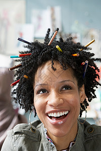 头发上有铅笔的女人高清图片