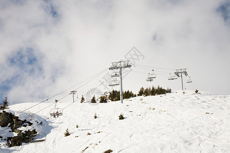 滑雪缆车上的滑雪者图片