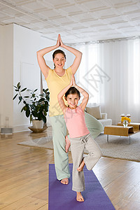 妈妈和女儿练习瑜伽图片
