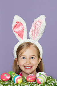 戴兔子耳朵的女孩图片