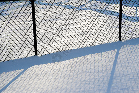 抽象的雪地铁丝网围栏图片