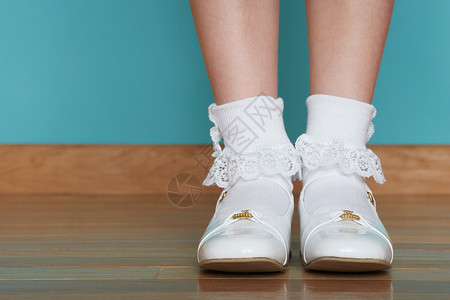 穿白鞋的女孩图片