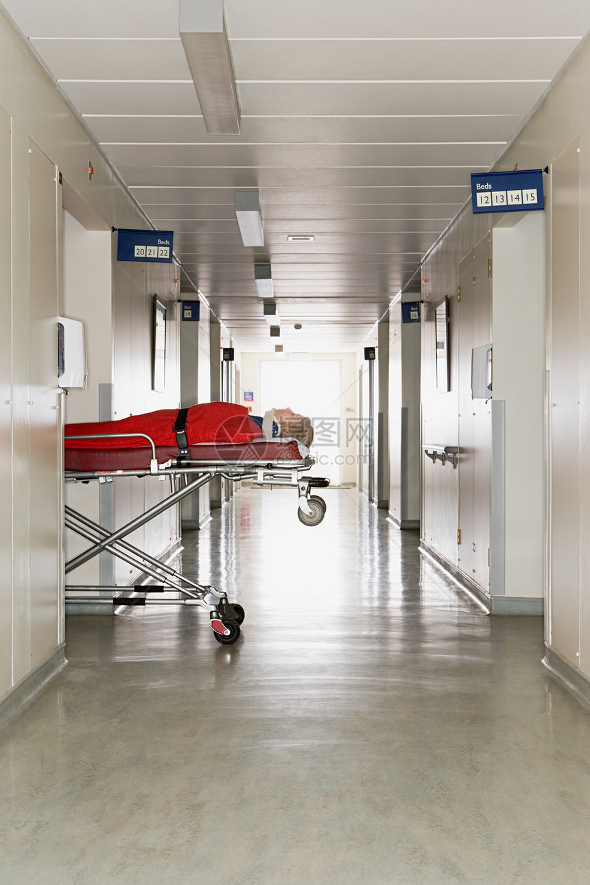 医院走廊里的病人图片