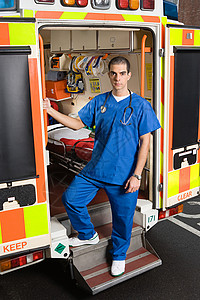救护车台阶上的医生图片