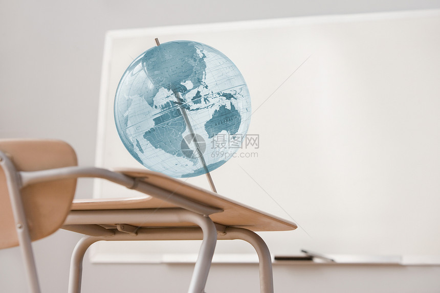 教室里的地球仪和桌子图片