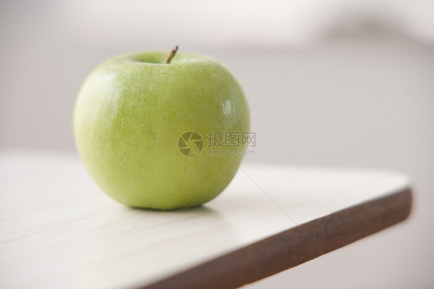 桌子上的苹果图片