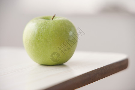 桌子上的苹果图片