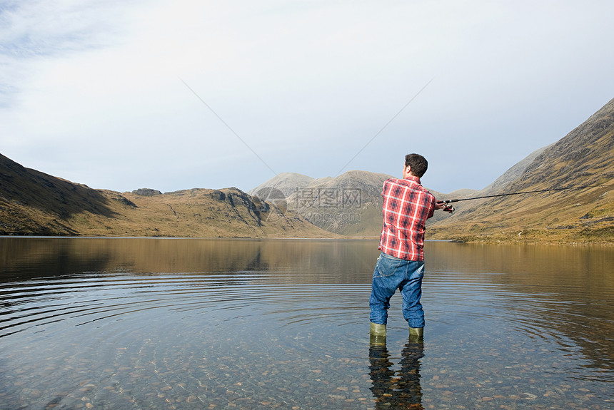 湖中钓鱼图片