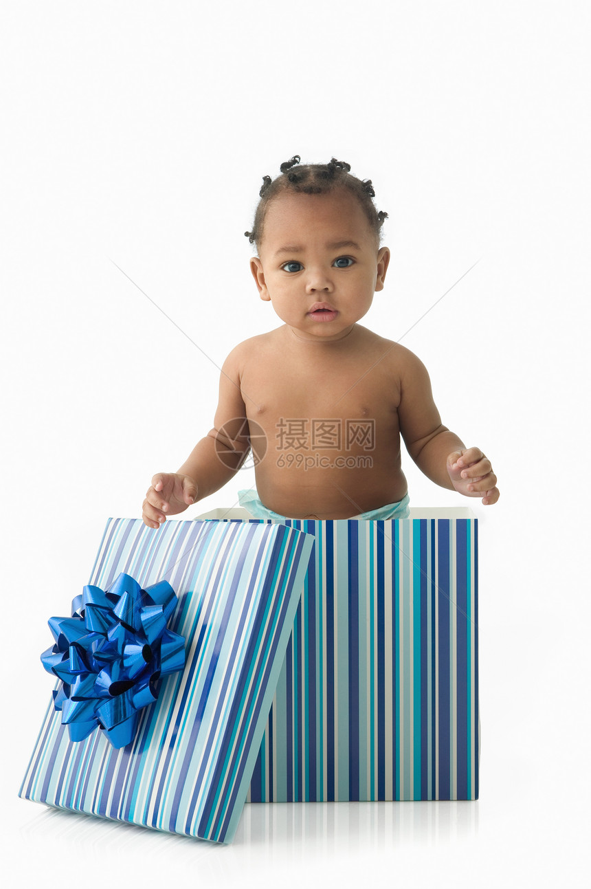 装在礼品盒里的婴儿图片