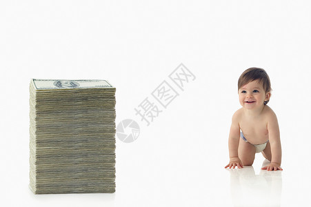 婴儿爬向一堆钱图片