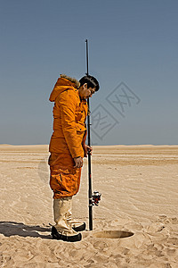 在沙漠捕鱼的人图片