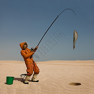 爱斯基摩人在沙漠捕鱼图片