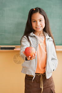 拿着苹果的女学生背景图片