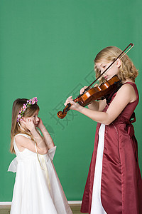 给妹妹拉小提琴的女孩图片