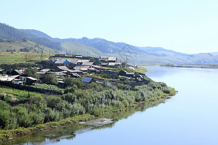 西伯利亚的河边村庄图片
