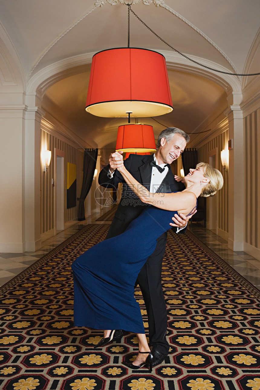 在酒店走廊跳舞的情侣图片