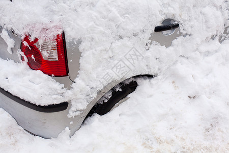 汽车被雪覆盖的特写镜头图片
