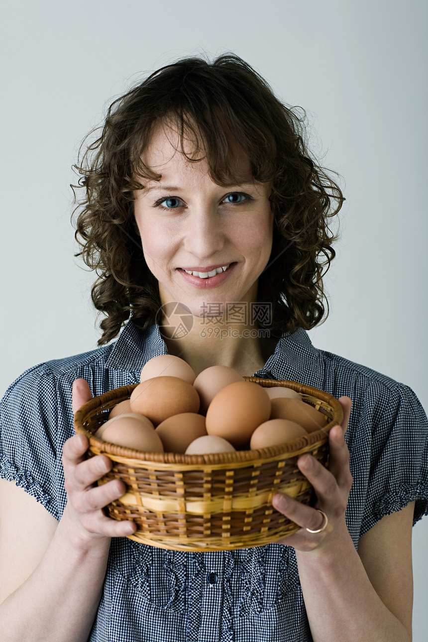 拿着鸡蛋篮子的女人图片