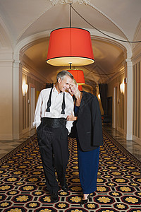 酒店走廊的情侣图片