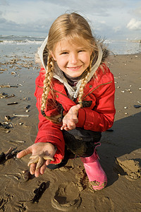 和海星在海滩上的女孩图片