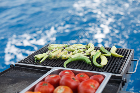 船上烧烤的蔬菜图片