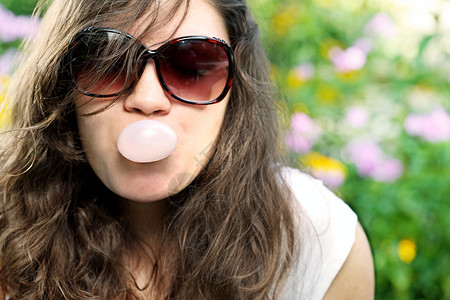 女子吹口香糖泡泡高清图片