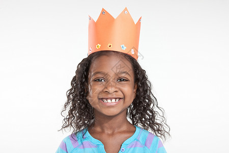 戴橙色纸冠的女孩图片