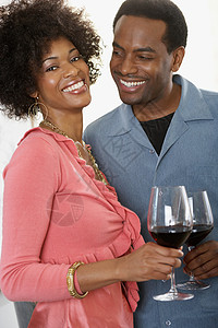 情侣碰杯葡萄酒图片