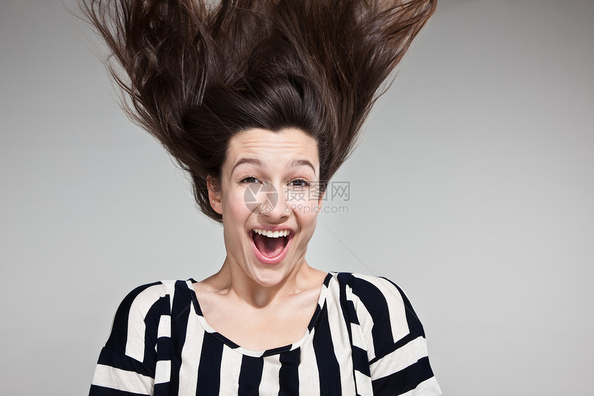 头发被风吹拂的少女图片