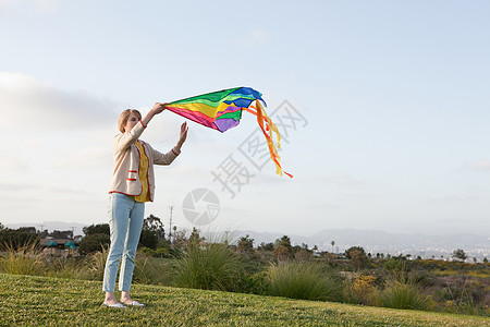 在草地放风筝的女子图片