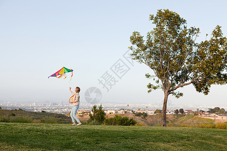 在田里放风筝的女子图片
