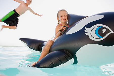 男孩与鲸鱼游泳池里的孩子背景