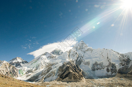 珠穆朗玛峰上的灯光图片