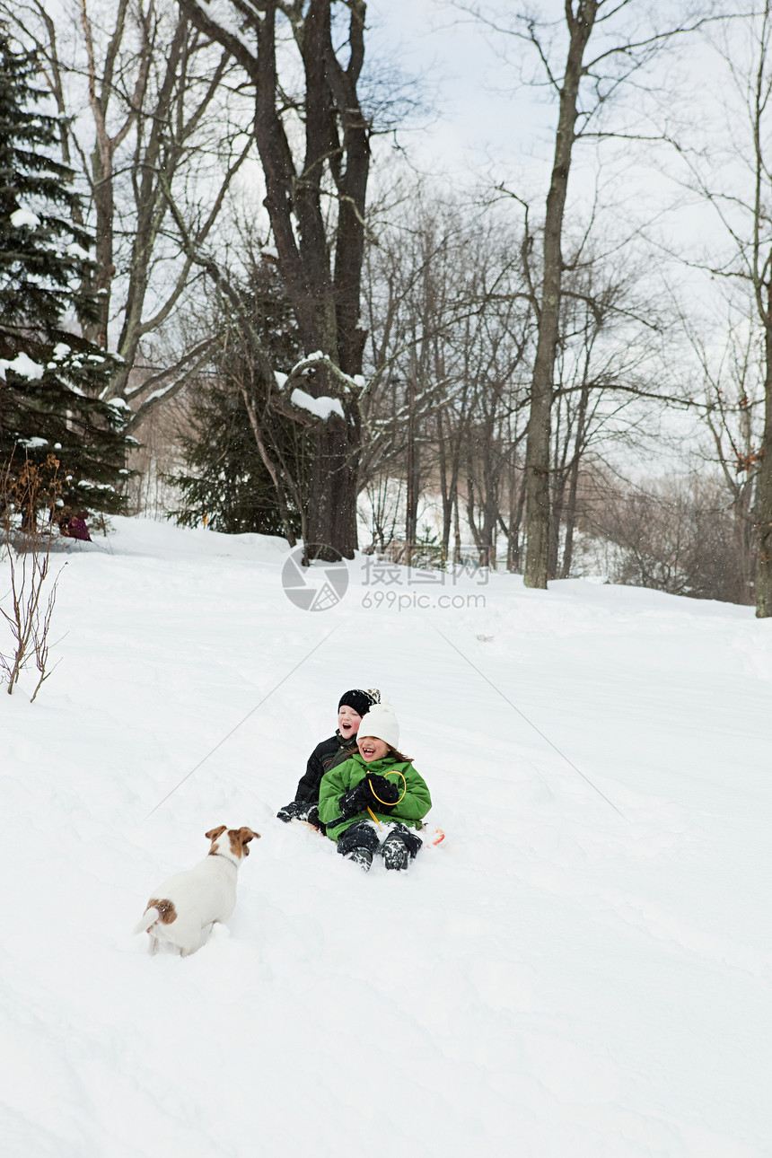 两个孩子在雪地里滑雪图片