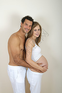一对怀孕夫妇的肖像图片
