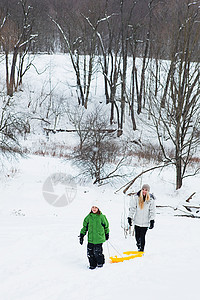 母亲和女儿在雪地里滑雪图片