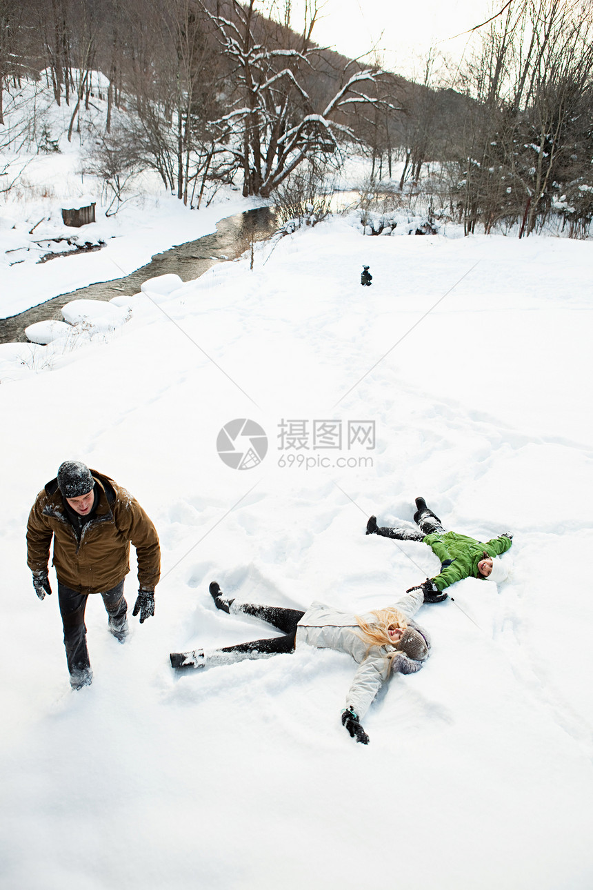 一起玩雪的一家人图片