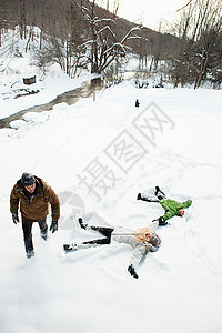 一起玩雪的一家人图片