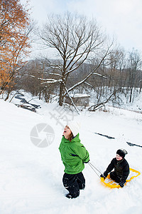 两个孩子在雪地里滑雪图片