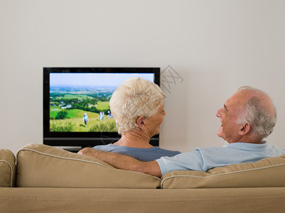 家里看电视一对老夫妇看电视聊天背景