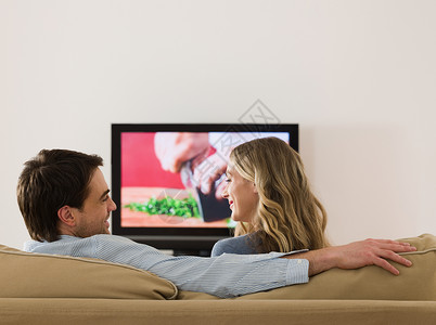 家里看电视一对夫妇在谈话背景
