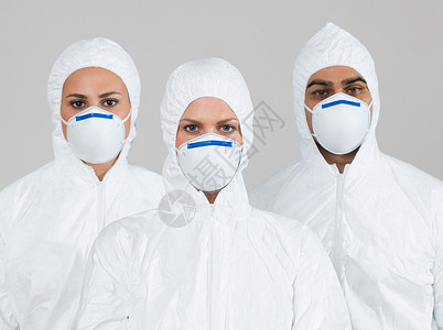 三名穿着防护服的科学家高清图片