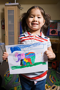 一个展示大象铅笔画的女孩背景图片